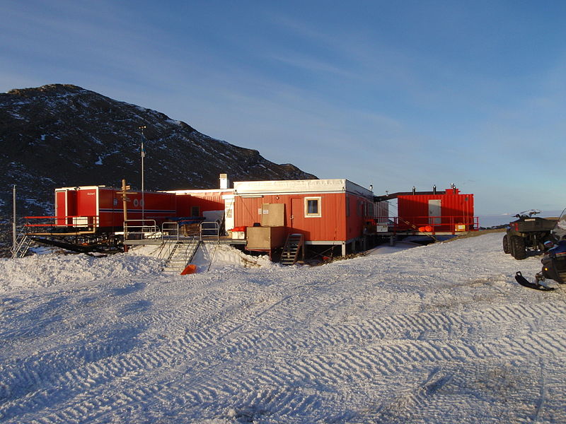 Lovely sunny day at the Troll Research Station (Islarsh CC BY-SA 3.0) Photo of Troll Research Station